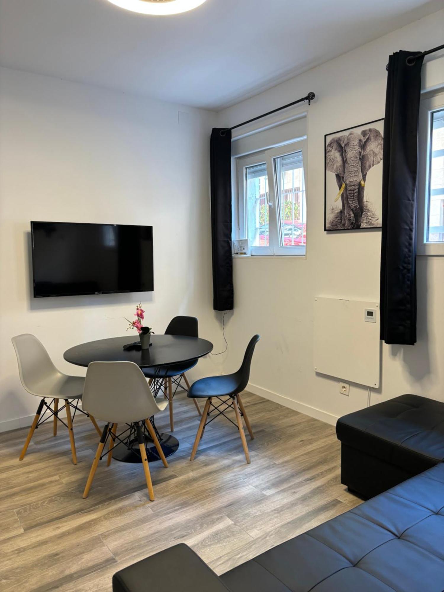 Apartamento Blanco Y Negro En El Centro Alicante Luaran gambar