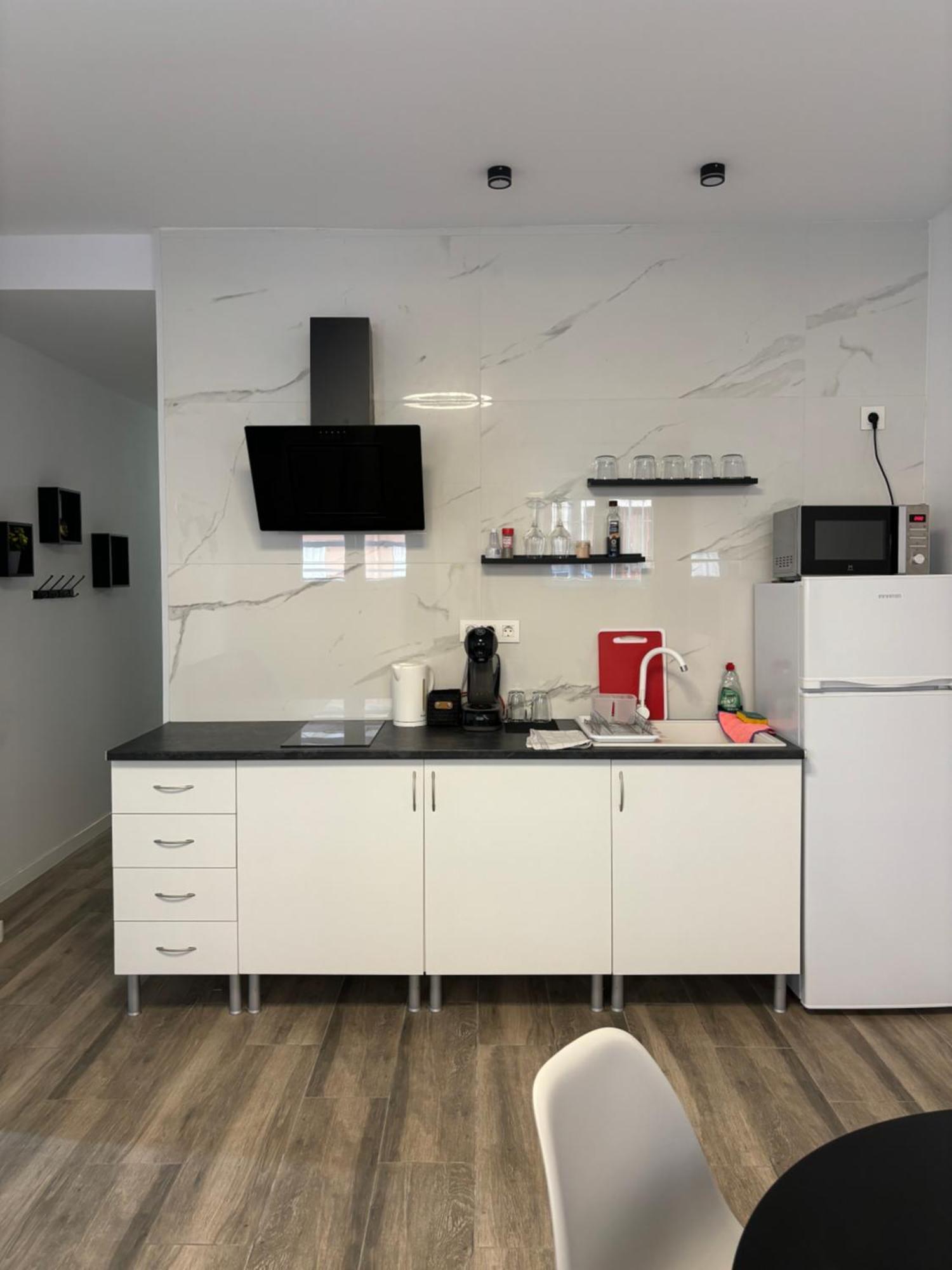 Apartamento Blanco Y Negro En El Centro Alicante Luaran gambar