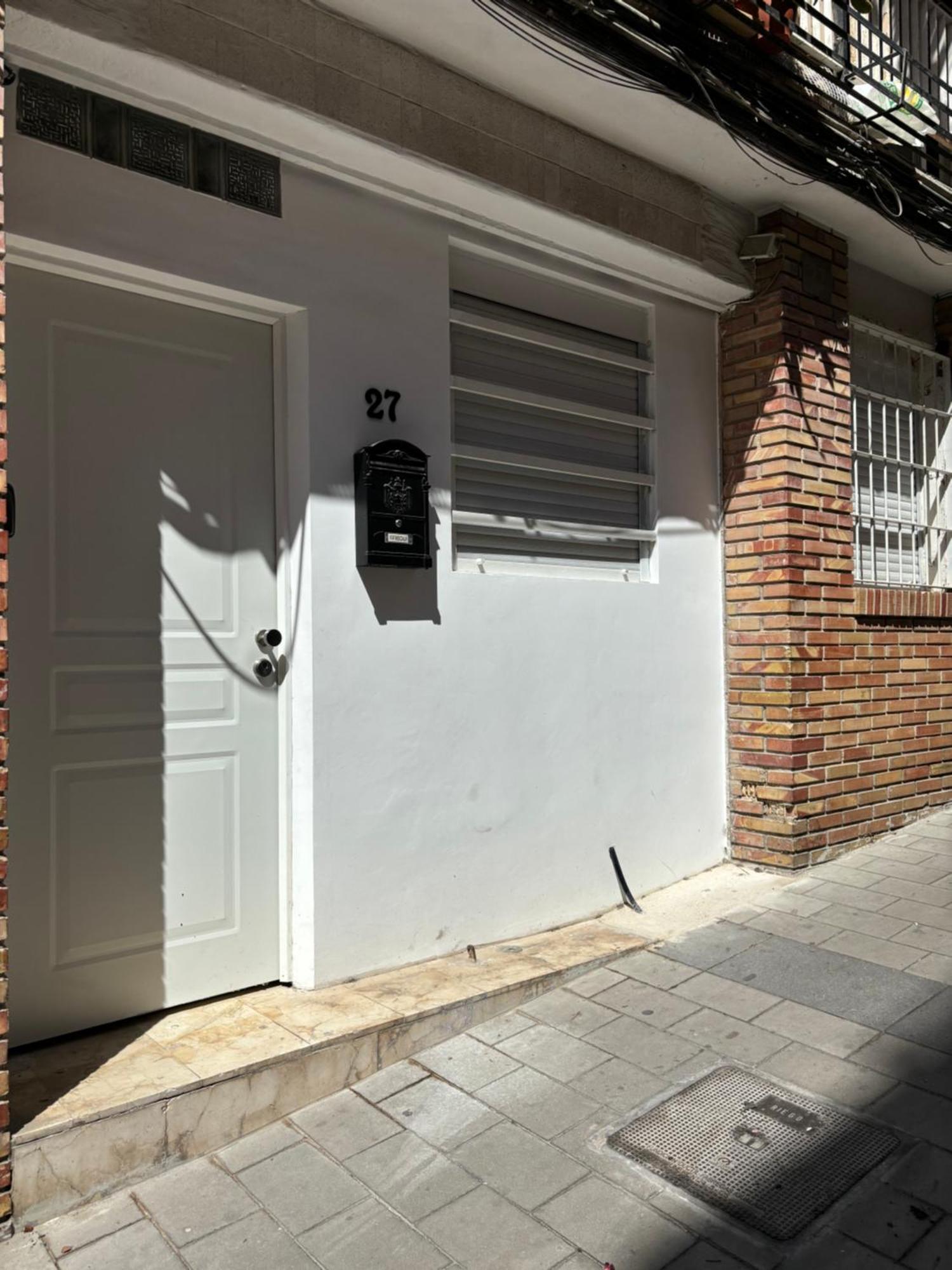Apartamento Blanco Y Negro En El Centro Alicante Luaran gambar